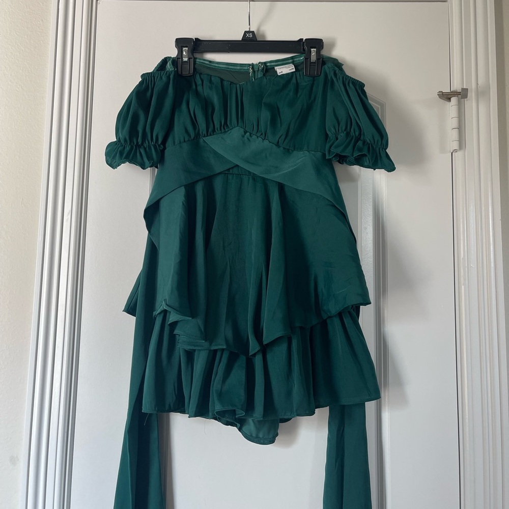 Super cute off the shoulder strapless green romper from selfie Leslie